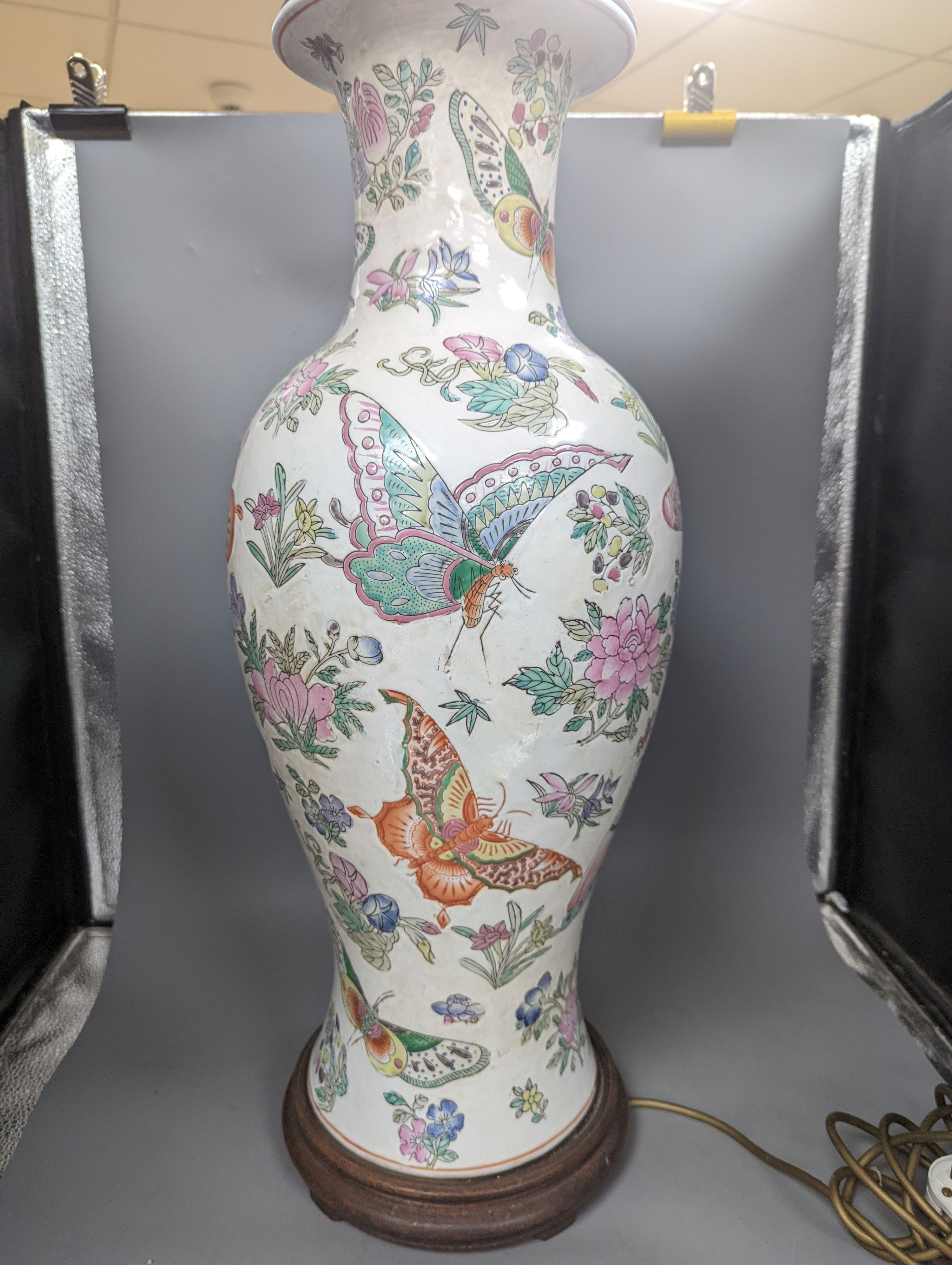 A modern Chinese porcelain table lamp